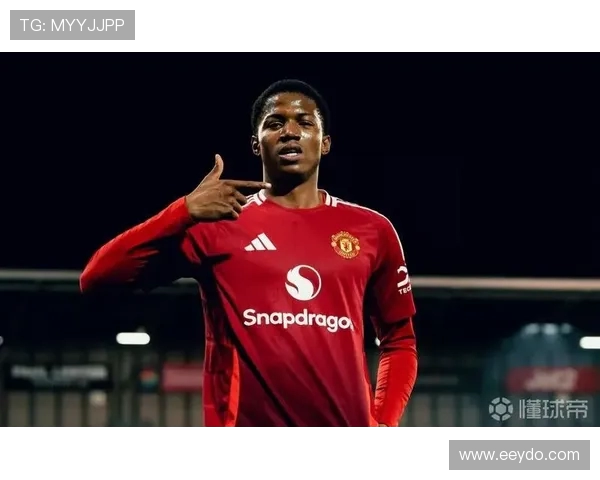 太阳报：曼联小将谢伊-莱西和一线队一起训练，备战埃弗顿